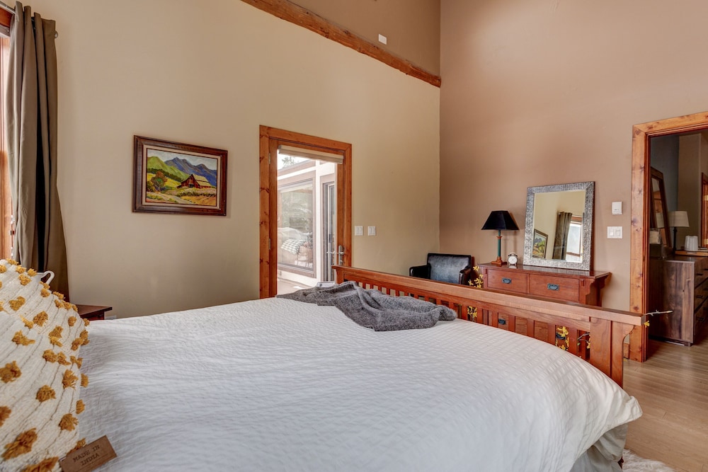 400 Whispering Pines Circle Private Home with Hot Tub