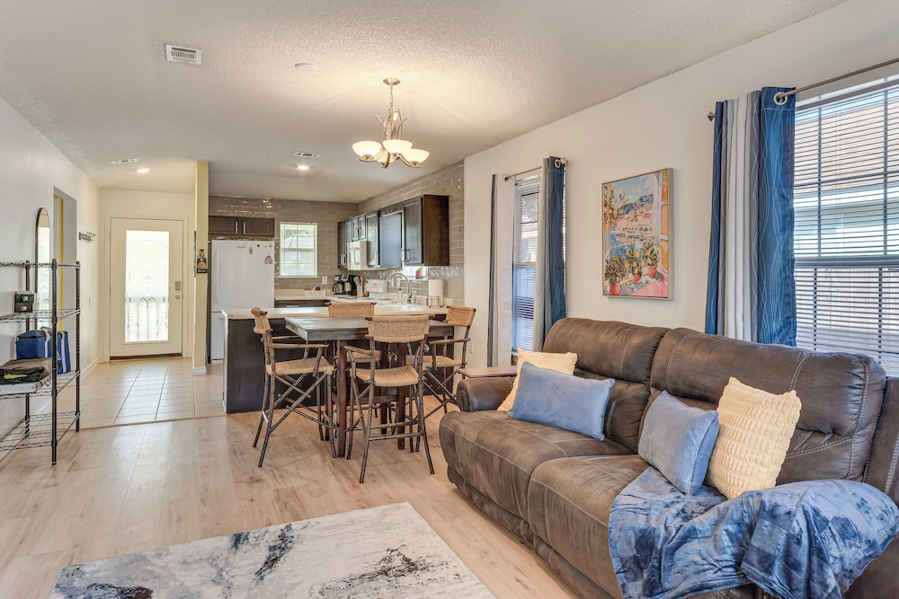 3 Mi to Beach: Quiet Gulf Breeze Gem Near Dtwn