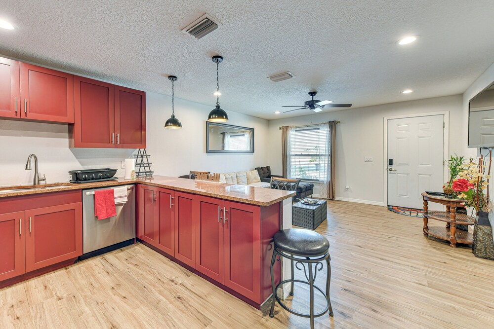 4 Mi to Bradenton Riverwalk: Cozy Home w/ Patio!