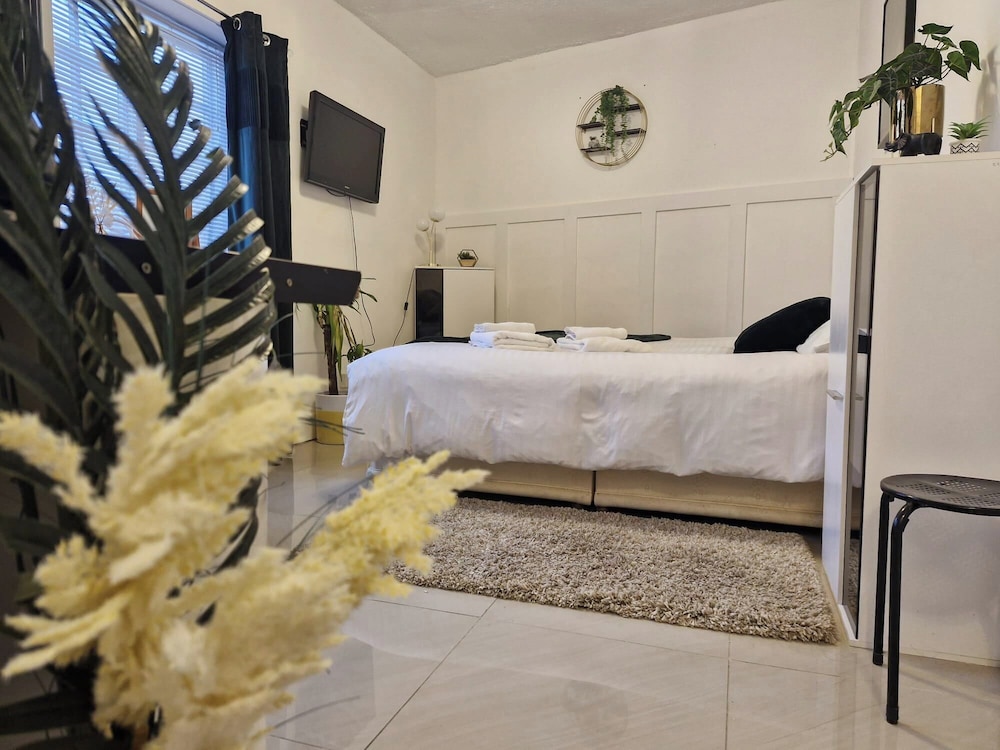 Beachside Retreat - Pets Ok - Free Parking