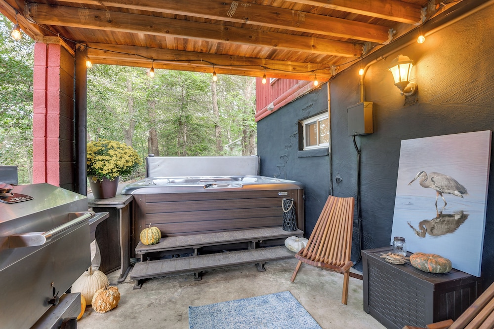 Lakefront Log Cabin Retreat w/ Hot tub + Kayaks!