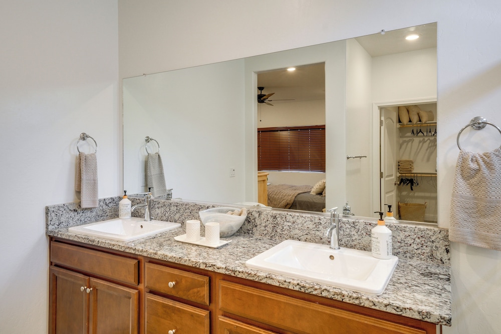 9 Mi to Dtwn Bakersfield: Pet-friendly Home
