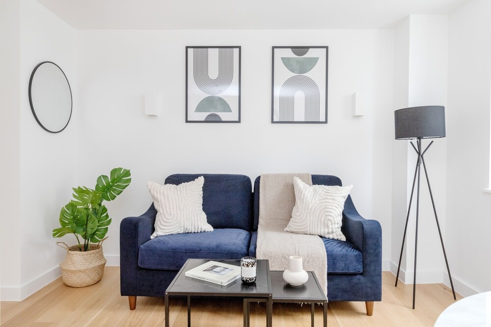 Modern 1BR with Balcony by Soho
