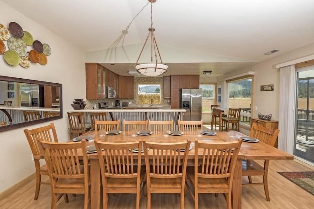 1712 Venice Drive 4 Bedroom Home by RedAwning