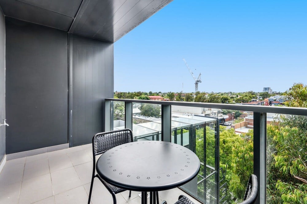 Pristine 1-bed Apartment Near Local Cafes