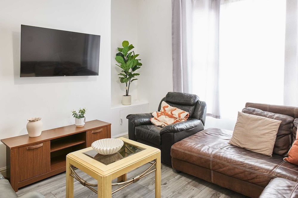 Host Stay Bishop House