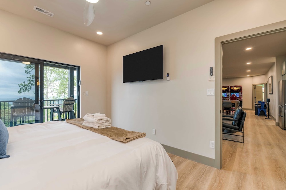 Luxury Group Retreat w/ Indoor Pool, Arcade & 56-mile Views Grand Vista Retreat