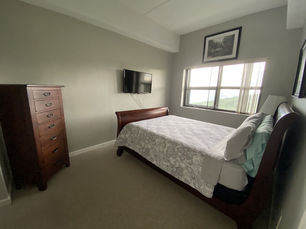 Romantic Getaway 2 Bedroom Condo by Redawning view 4