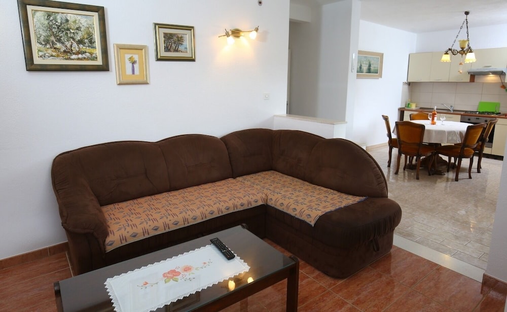 Neda - Perfect Location & Free Parking - A1 view 5