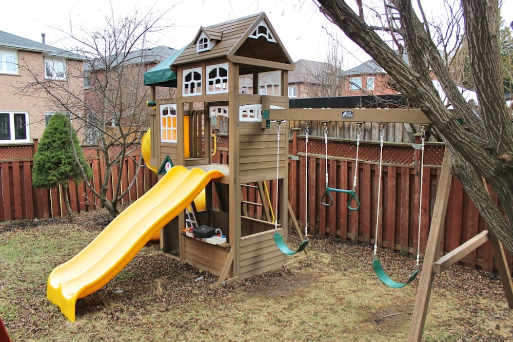 Mississauga Retreat Your Spacious 5-bedroom Home