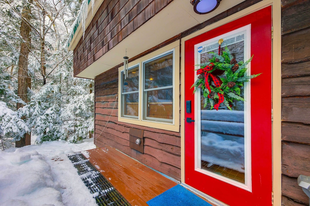 Cozy Ski Retreat! 3 Mi to Okemo Mtn Slopes