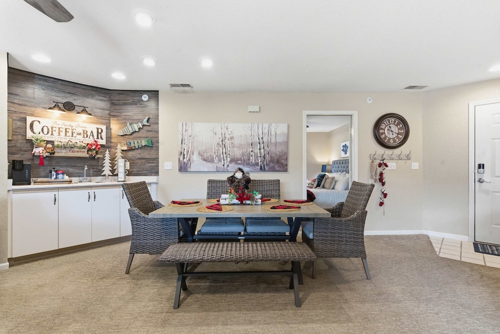 The Ozark Getaway Stay for 6