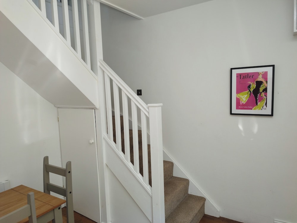 Old School House-2 Bedroom-sleeps 6-large Garden