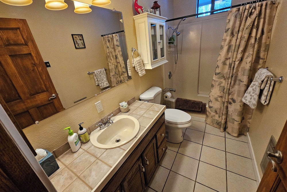 3BR House Near Skiing w/ Hot Tub
