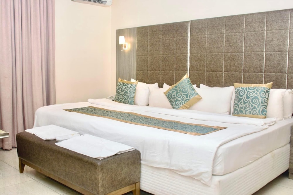 Maxbe Continental Hotel