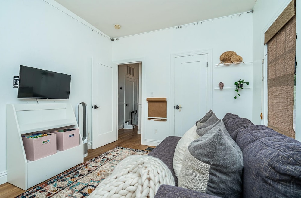 Spacious 5 BR Near Heart of South Park