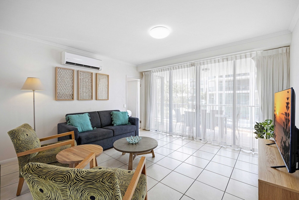 Beachside 2-bed With Pools, Gym, BBQ and Parking