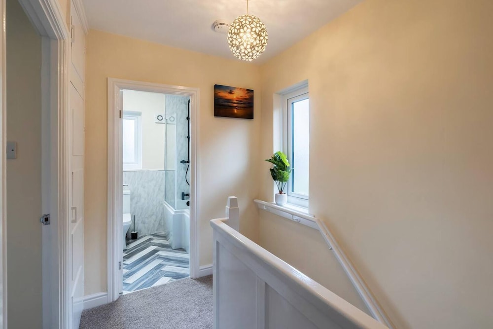 Impeccable Luxury 2-bed House in Sheffield view 3