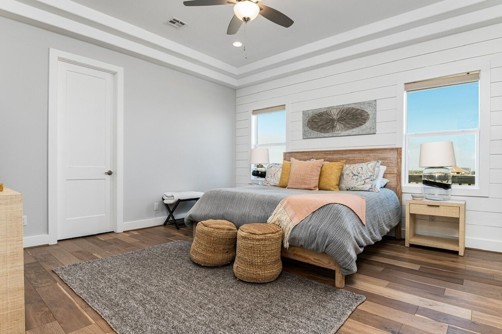 Deja Blue 5 Bedroom Home by RedAwning
