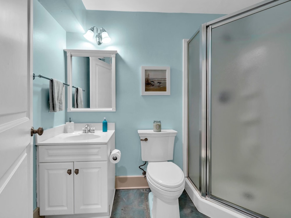 4BR Beachfront Home With Hot tub & Private Beach Access!