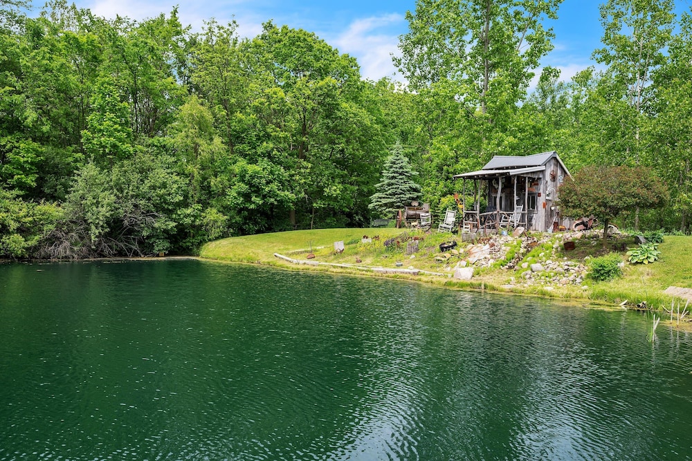Lakeside Retreat With Hot Tub & Game Room 3 Bedroom Home