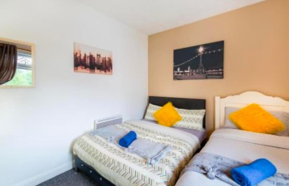 City Home 2bed Wi-fi Garage Parking Free Snacks