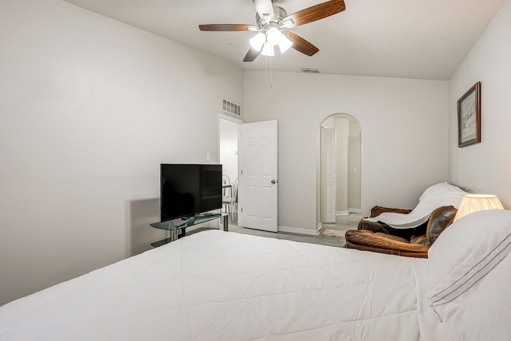 8 Mi to Legoland: Winter Haven Home w/ Lanai!
