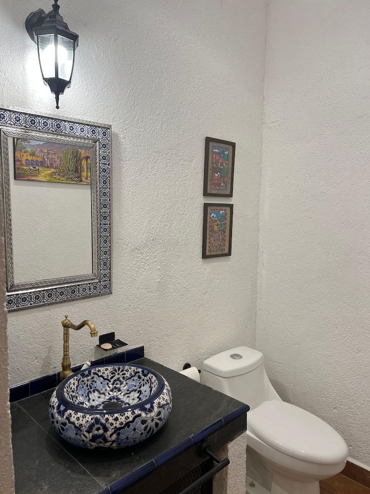 Casa Colonial en Pueblo Mágico by Adhoc