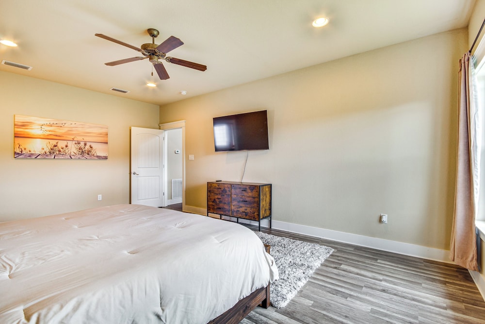 10 Mi to Gulfport Beaches: Family Home w/ Patio