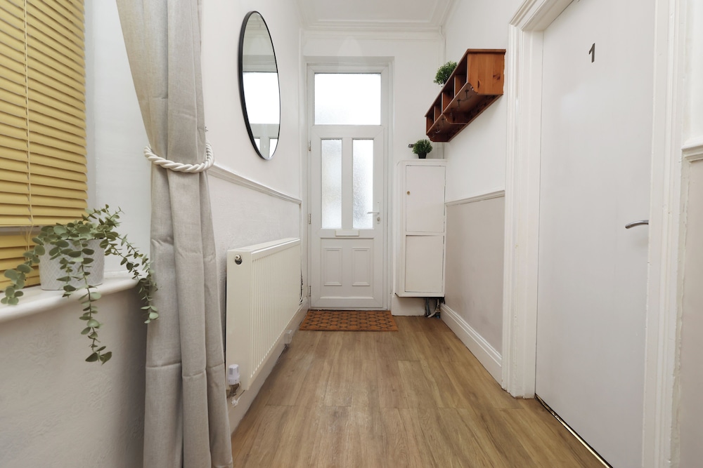 Cardiff Guesthouse & On-Street Parking