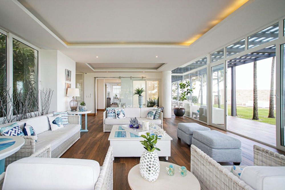 Oceanfront Luxury 10BR Villa
