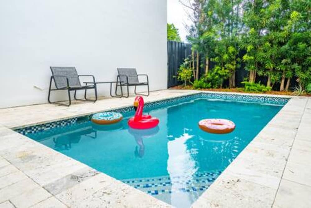 3282 SW 28th St Private Pool 4BD 2 5BA Parking Laundry Wi-fi