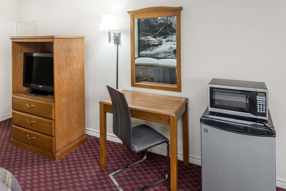 Super 8 by Wyndham Hope view 5