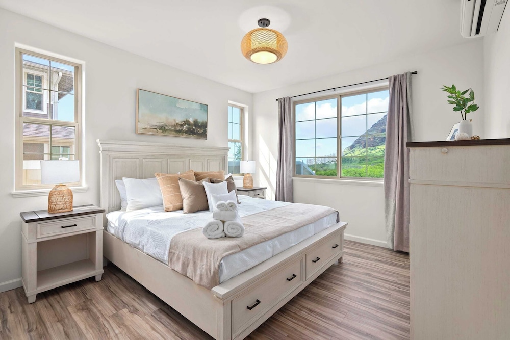 Sleeps 16, 2 Homes Ocean Views, Shared Pool + Gym, Near the Beach Avantstay