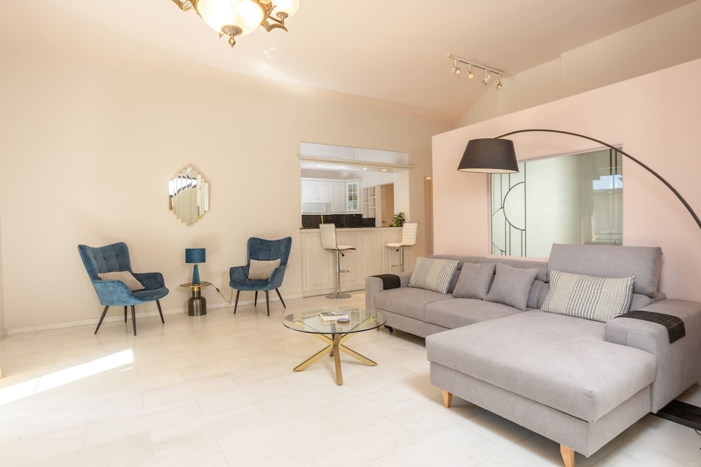 The White Marble Luxury City Apt
