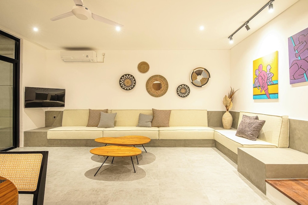 Opulent 5BR Modern Villa 400m From the Ocean
