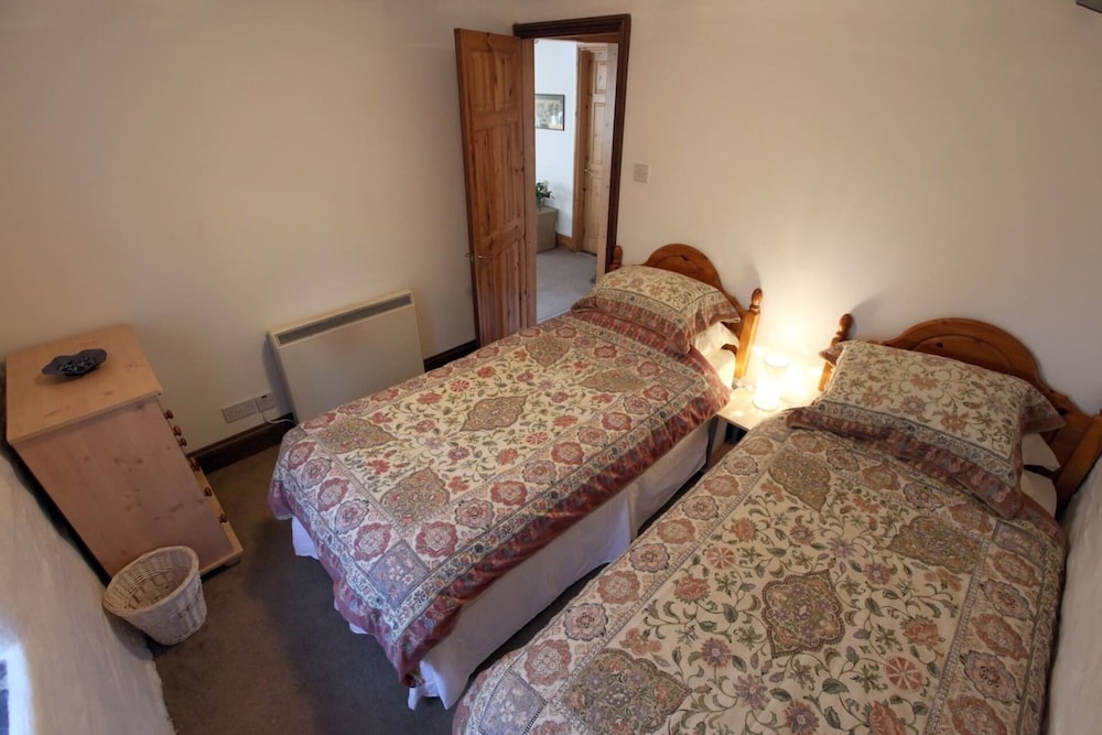 Inviting 2-bed Cottage in Newcastle Emlyn view 3