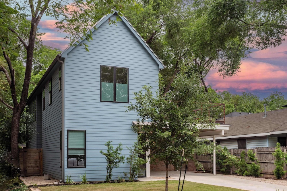 Upstay: Luxe Pool Retreat7 Min to Rainey St