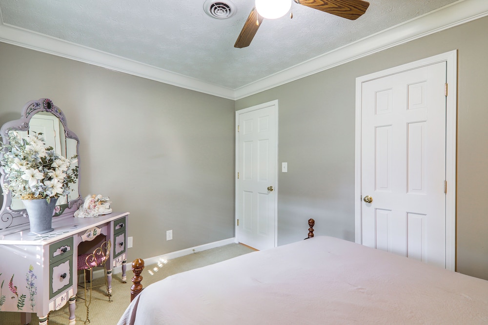 Game Room + Pond: Spacious Gainesville Getaway!