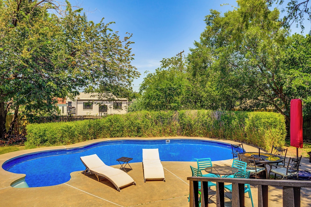 3 Mi to Dtwn Okc: Pet-friendly Paseo Gem!