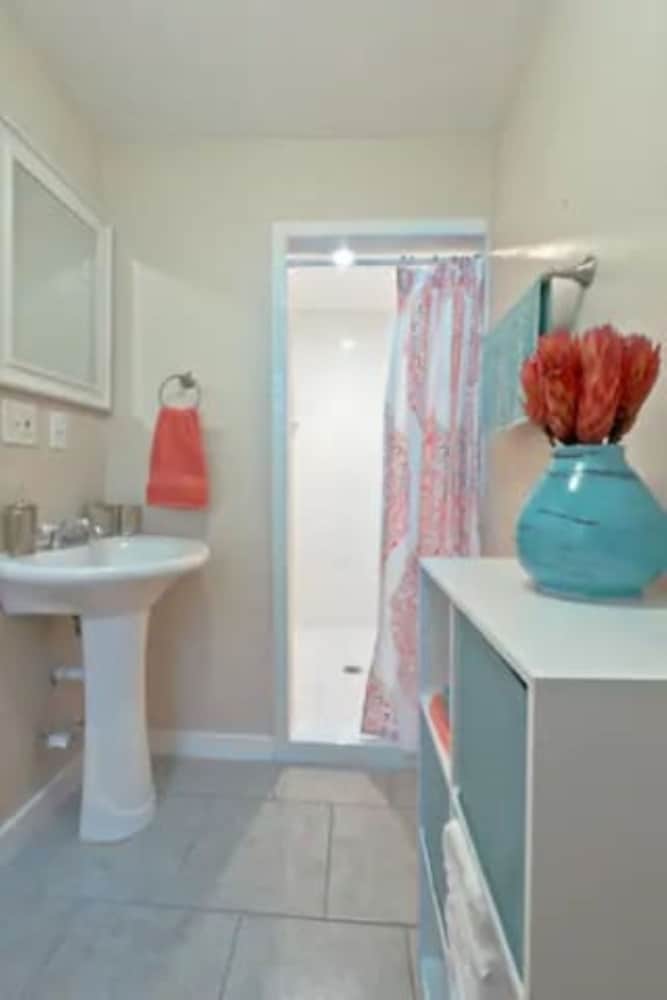 The Highland House 5BR Huge Patio 2 Miles to DT - Image 4