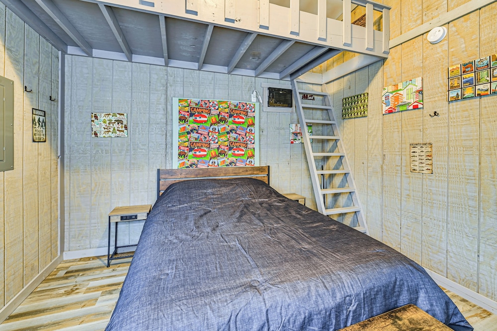Secluded on 10 Acres: Livingston Getaway w/ Sauna!
