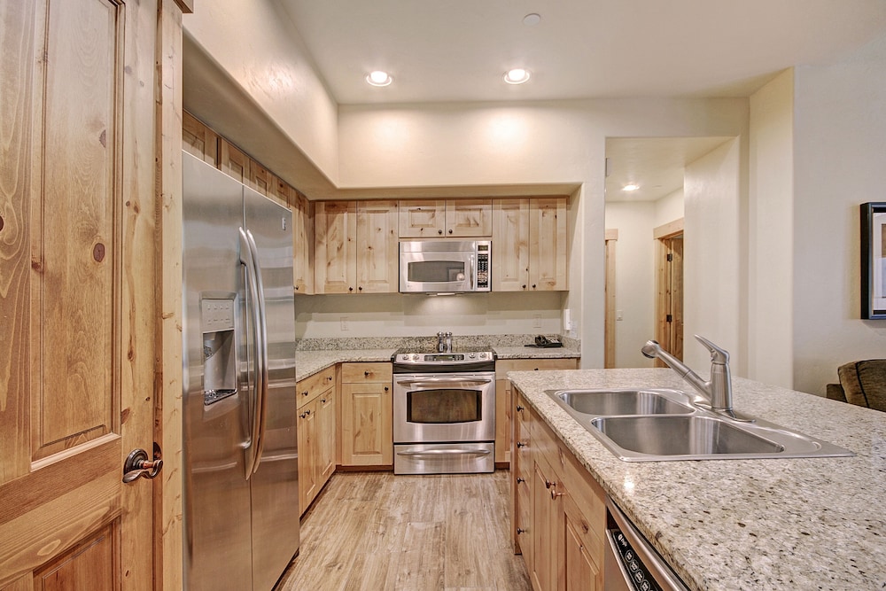 Ski-in 2br W/luxe Decor Steps To Winter Activities 2 Bedroom Townhouse by RedAwning