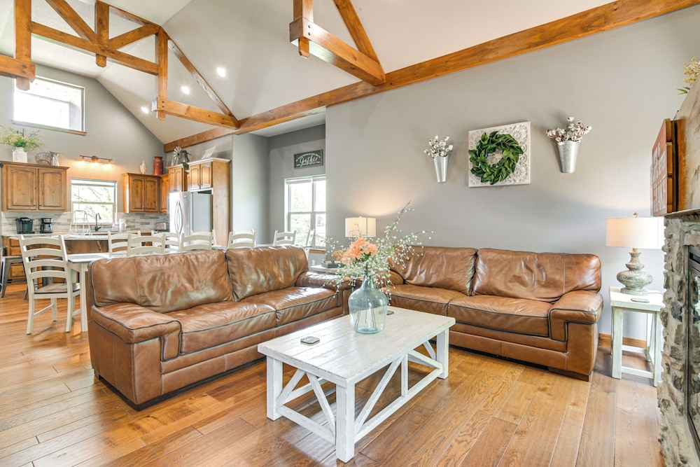 Game Room & Hot Tub: Spacious Retreat in Hollister