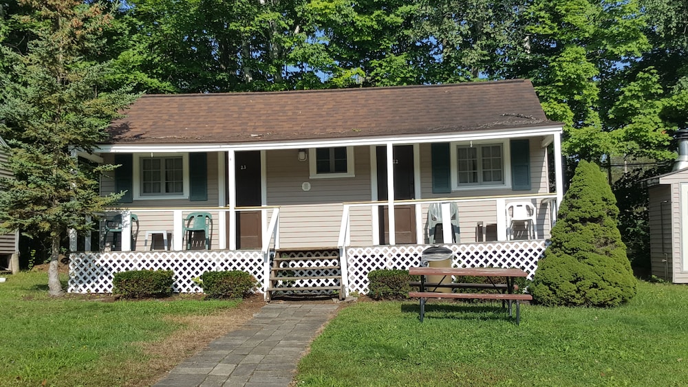 Adirondack Oasis Motel