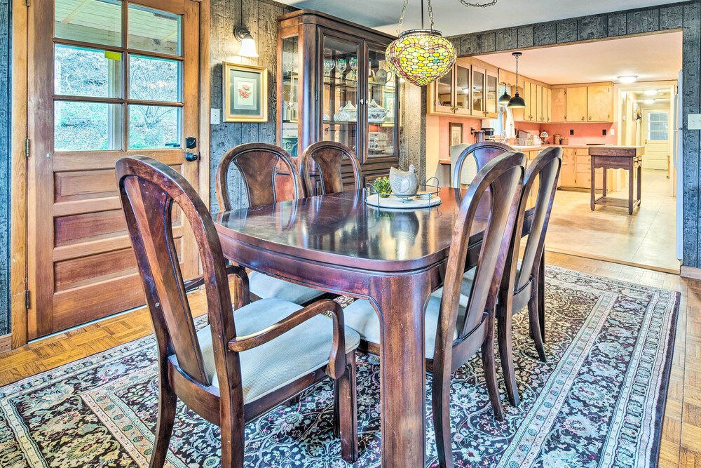 Horse Shoe Getaway - Porch, Grill & Fire Pit! view 2