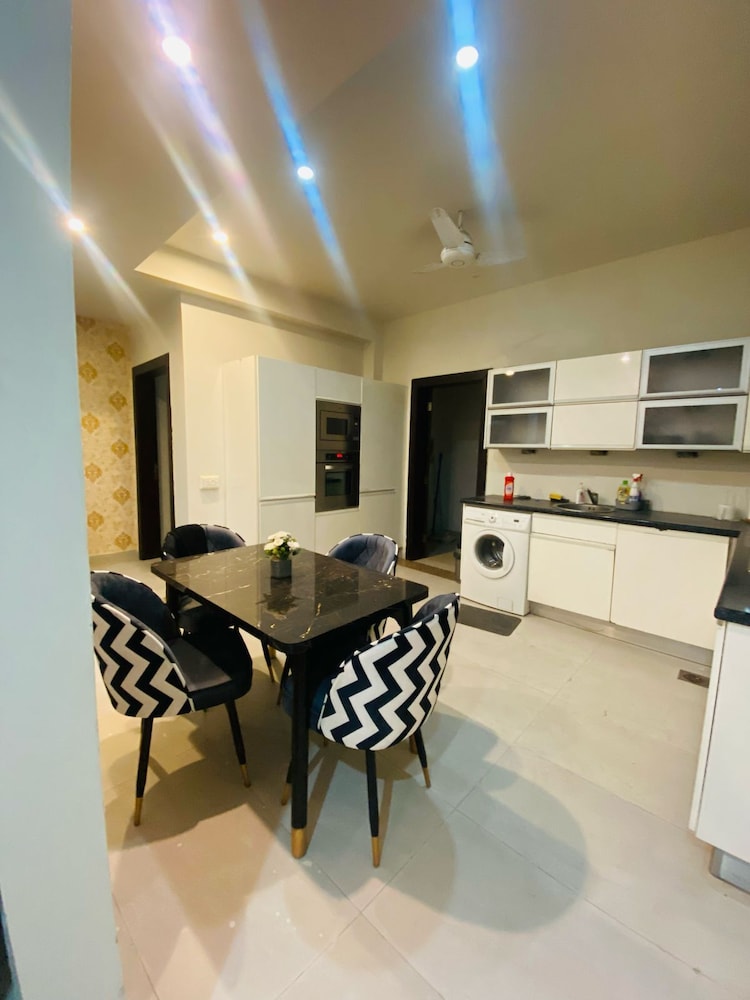 2Bedroom BahriaTown-Manzar Holiday Homes