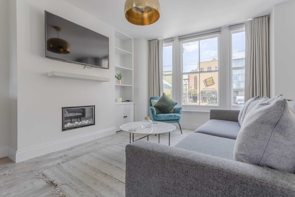 Stunning 3 Bedroom 2 Bath in Fantastic Location