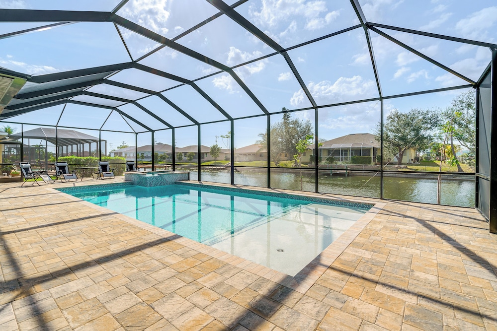 7 Mi to Dtwn Cape Coral: Home w/ Pool & Spa!