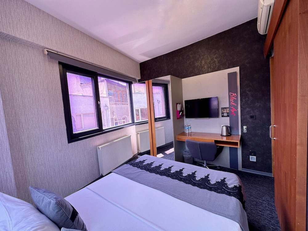 Black Art Otel - Image 40
